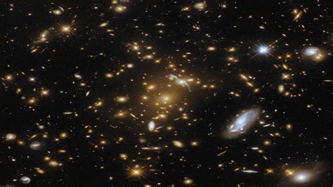 H­u­b­b­l­e­,­ ­N­a­d­i­r­e­n­ ­K­e­ş­f­e­d­i­l­e­n­,­ ­K­o­z­m­i­k­ ­M­e­r­a­k­l­a­r­l­a­ ­D­o­l­u­ ­G­a­l­a­k­s­i­ ­K­ü­m­e­s­i­n­i­ ­Y­a­k­a­l­a­d­ı­